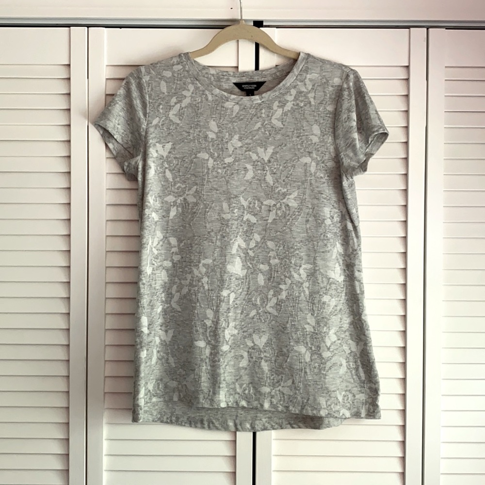 Gray floral textured tee
